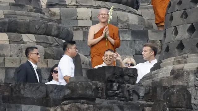 Tolak Gunakan Stairlift, Presiden Macron Pilih Jalan Kaki ke Puncak Borobudur