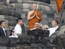 Presiden Macron Tolak Gunakan Stairlift, Pilih Jalan Kaki ke Puncak Borobudur