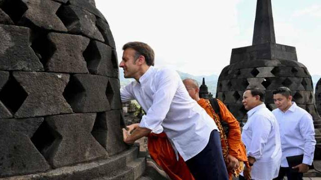 Emmanuel Macron dan Istri Langgar Larangan Mitos Kunto Bimo Candi Borobudur