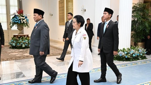 Berdiri di Belakang Megawati, Rocky Gerung Sebut Gibran Canggung: Wapres Kehilangan Marwah!