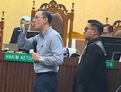 Aksi Tom Lembong Makan Gula Putih di Hadapan Hakim: Ini Tidak Berbahaya