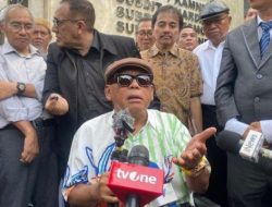 Pakai Kursi Roda, Eggi Sudjana Diperiksa Polda Metro Jaya Terkait Tudingan Ijazah Palsu Jokowi