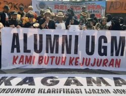 [UPDATE] Relawan Alumni UGM Gelar Aksi Damai, Minta Jokowi Sukarela Tunjukkan Ijazah: Kami Butuh Kejujuran!
