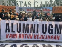 Sambil Bawa Ijazah UGM, Relawan Alumni Gadjah Mada Gelar Aksi Minta Jokowi Lihatkan Ijazah ke Publik