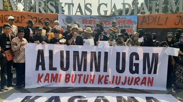 Sambil Bawa Ijazah UGM, Relawan Alumni Gadjah Mada Gelar Aksi Minta Jokowi Lihatkan Ijazah ke Publik