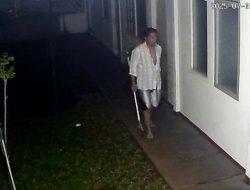 Rekaman CCTV, Penjaga Kos Mondar-mandir Bawa Sapu di Depan Kamar Diplomat Muda