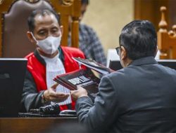 Hasto Kritik Hakim yang Selalu Gunakan Masker