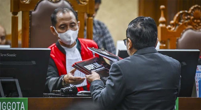Hasto Kritik Hakim yang Selalu Gunakan Masker