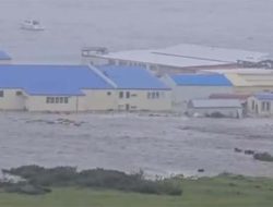 Penampakan Tsunami 4 Meter Hantam Bangunan di Kamchatka Rusia