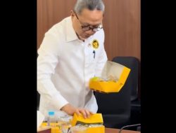 Viral Momen Zulkifli Hasan Kumpulkan Snack Sisa Rapat