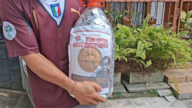 Hasto Terharu, Satgas Cakra Buana Sambut dengan Dua Galon Berisi Uang Koin, Apa Maksudnya?