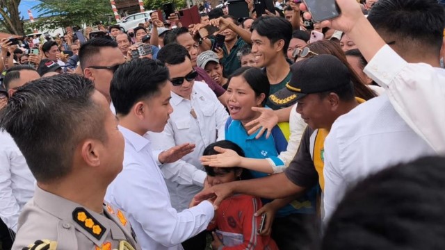 WOW! Kunjungi Pengungsian Korban Gempa Poso, Gibran Dikerumuni Warga Untuk Minta Foto