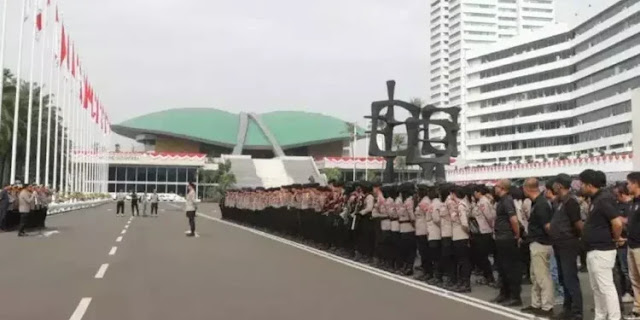 DPR Disterilkan, Ribuan Polisi Siap Hadapi Demo Senin Ini