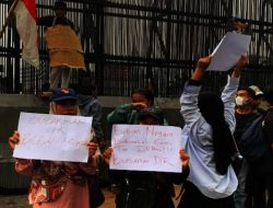 Anak STM Ikut Demo Bawa Poster Bubarkan DPR Beban Negara