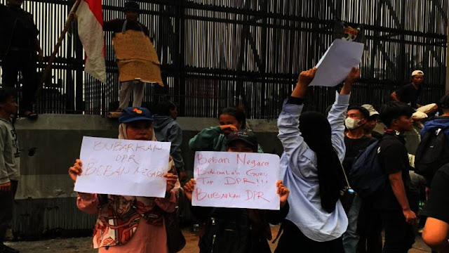 Anak STM Ikut Demo Bawa Poster Bubarkan DPR Beban Negara