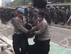 Aksi Demo di Depan Gedung DPR: 1 Polisi Tumbang Dibopong Rekan-rekannya