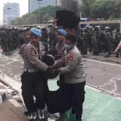 Aksi Demo di Depan Gedung DPR: 1 Polisi Tumbang Dibopong Rekan-rekannya
