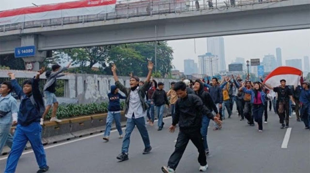 Massa Anak SMA Tembus Blokade Aparat, Ikut Turun Demo 25 Agustus di DPR