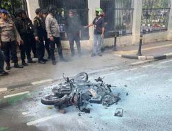 Massa Demo DPR Geser ke Gerbang Pancasila, Bobol Pagar hingga Bakar Motor