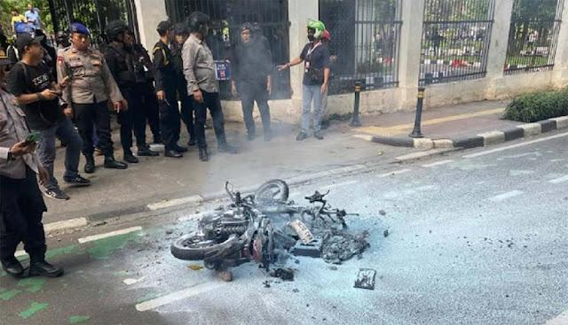 Massa Demo DPR Geser ke Gerbang Pancasila, Bobol Pagar hingga Bakar Motor