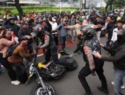 Demo di DPR Membara, Massa Adang Balik Polisi hingga Jatuh dari Motor