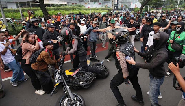 Demo di DPR Membara, Massa Adang Balik Polisi hingga Jatuh dari Motor