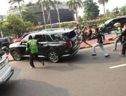 Massa Demo di DPR Mengamuk Hancurkan Mobil Hyundai Palisade yang Melintas