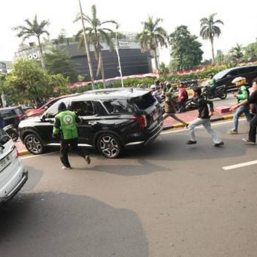Massa Demo di DPR Mengamuk Hancurkan Mobil Hyundai Palisade yang Melintas