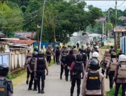 Kericuhan Sorong: Massa Blokade Jalan, Bentrok dengan Aparat hingga Rusak Rumah Kajari