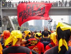 Demo Besar-besaran Buruh di DPR, Belasan Kereta Api Terpaksa Berhenti di Stasiun Jatinegara, Kenapa?