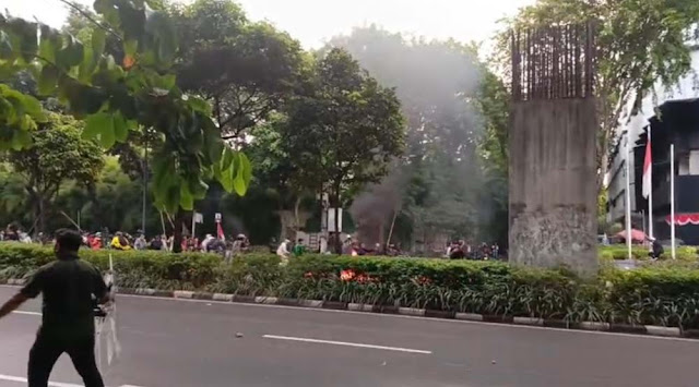 Bentrokan Meluas Dekat Stadion GBK, Massa Bakar Ban dan Lempari Polisi dengan Bom Molotov