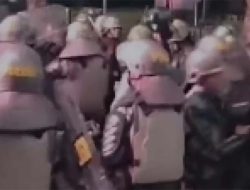 Live TikTok Rekam Aksi Beringas Puluhan Polisi Keroyok Pendemo Tanpa Ampun: Woi Mati Tuh Anak Orang!