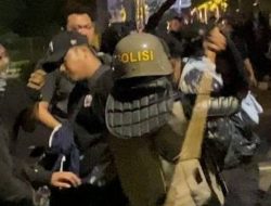 Massa Demo Bentrok dengan Polisi di Sekitar GBK, Sejumlah Orang Ditangkap dan Dipukuli