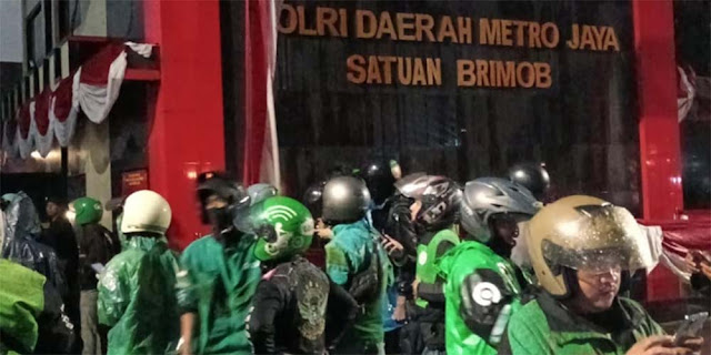 Massa Ojol Geruduk Markas Brimob Kwitang