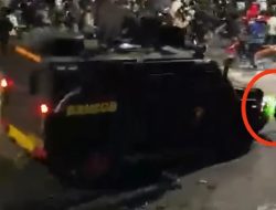 NGERI! Detik-Detik Mencekam Ojol Tewas Digilas Rantis Polisi, Mobil Tetap Melaju Dikejar Warga