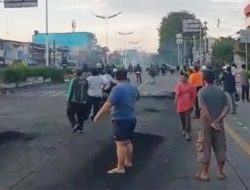 Massa Berkerumun di Jalan Otista, Sesekali Terdengar Ledakan