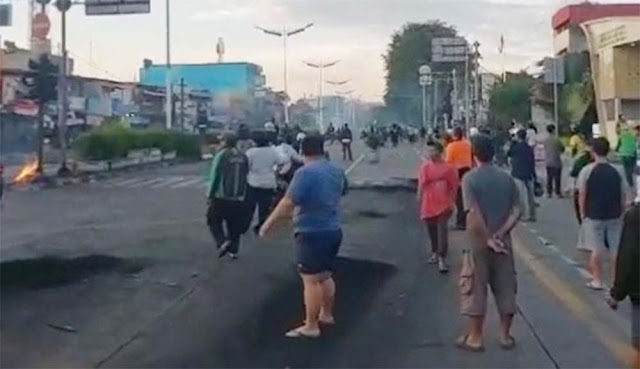 Massa Berkerumun di Jalan Otista, Sesekali Terdengar Ledakan