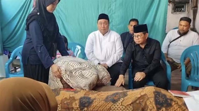 Pramono Menangis Disamping Jenazah Affan Driver Ojol Terlindas Mobil Brimob