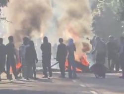 Kericuhan Pecah di Jalan Otista Jaktim, Massa Bentrok dengan Polisi