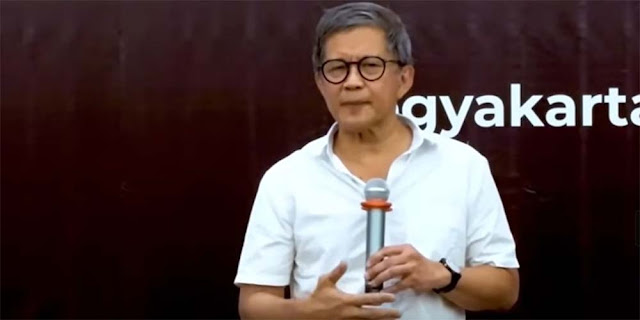 Polisi Lebih Baik Bisiki Gibran Turun Ketimbang Halangi Demonstrasi