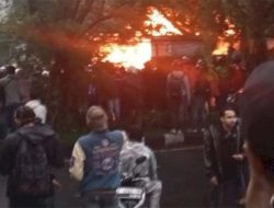 Wisma MPR di Bandung Dibakar Massa