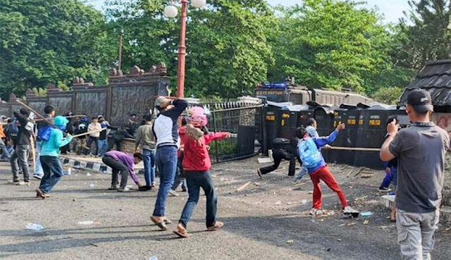 Demo Mahasiswa di DPRD Jambi Ricuh, 9 Polisi Dievakuasi ke RS Bhayangkara