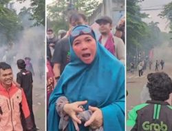 Dihadang Ojol dan TNI, Seorang Ibu Ngotot Maju Saat Brimob Tembakan Gas Air Mata