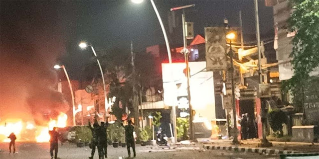 Massa Serang Polres Metro Jaktim Hingga Bakar Sejumlah Mobil