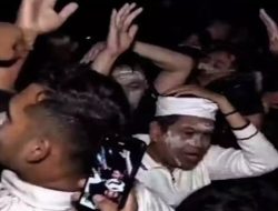 Dedi Mulyadi Dilempari Massa saat Hampiri Pendemo, Woy! Jangan Syuting Dulu!