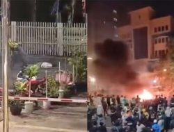 Jakarta Huru Hara: Polres Jaktim hingga Polsek Dibakar Massa, ABG Tergeletak Ditembak!