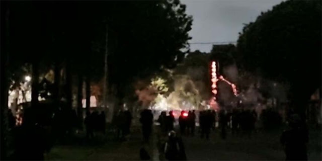 Massa Serang Brimob dari Dua Sisi Jalan dan Pakai Motor