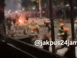 Kembali Memanas, Massa Serang Brimob dari Dua Sisi Jalan dan Pakai Motor