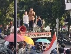Demonstran: Tangkap Menpora Dito Ariotedjo!