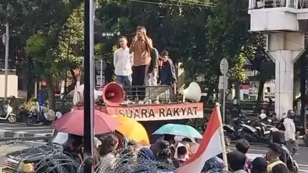 Demonstran: Tangkap Menpora Dito Ariotedjo!